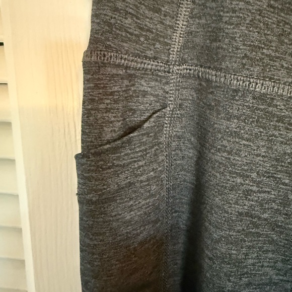 Avis Black cropped Yoga Pants with side pockets - Picture 2 of 4